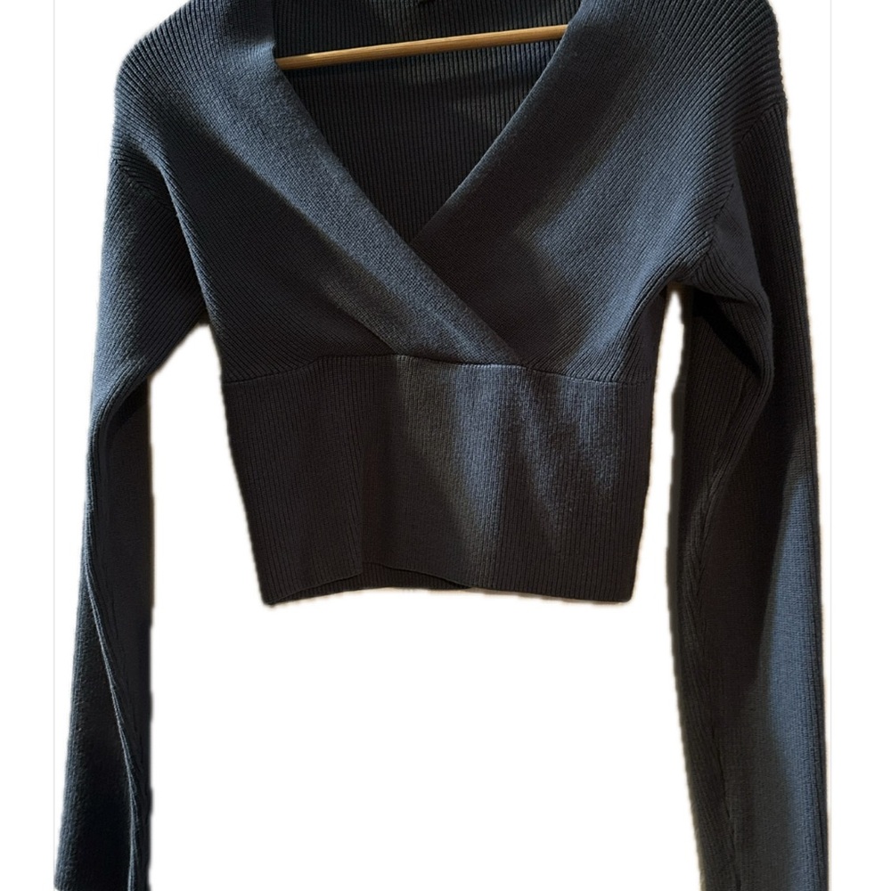 Dynamite Black Ribbed V-Neck Crop Top